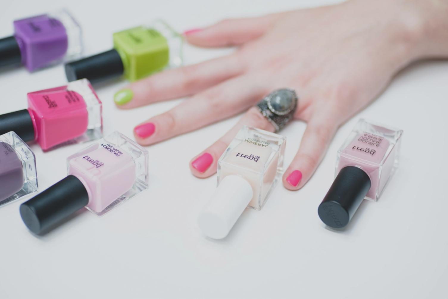 Espace de formation culeneneon avec matériel professionnel pour soins des ongles